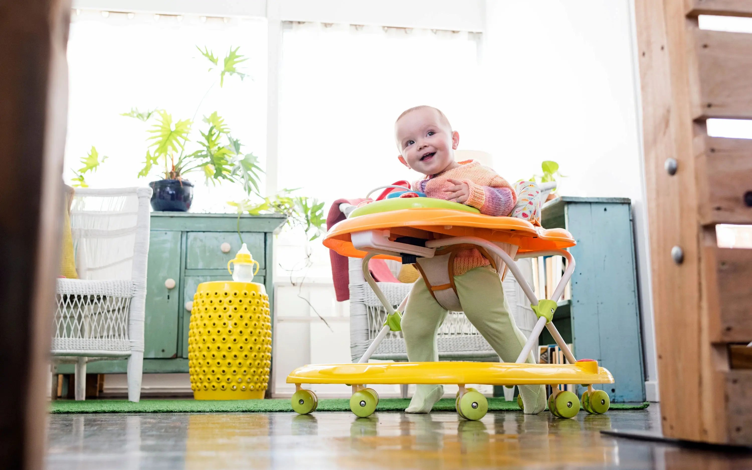 bébé premiers pas trotteur