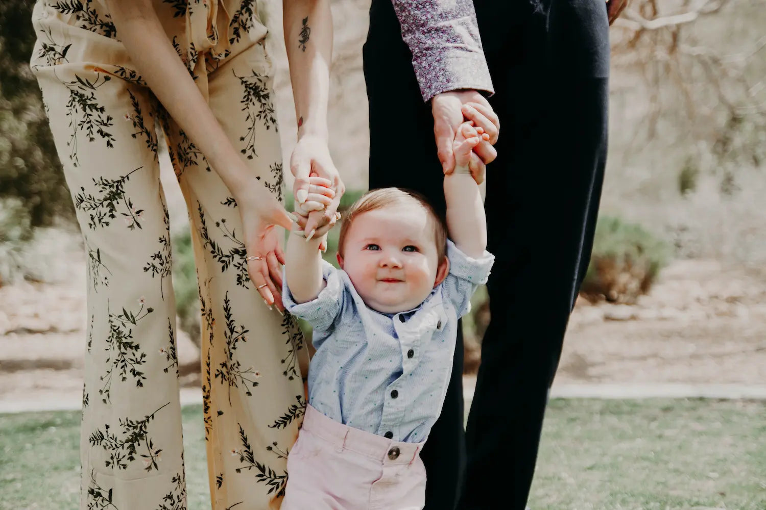 bébé premiers pas parents