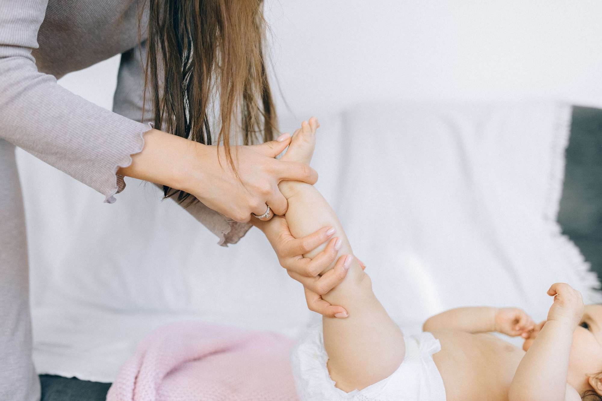 maman qui examine le pied de bébé