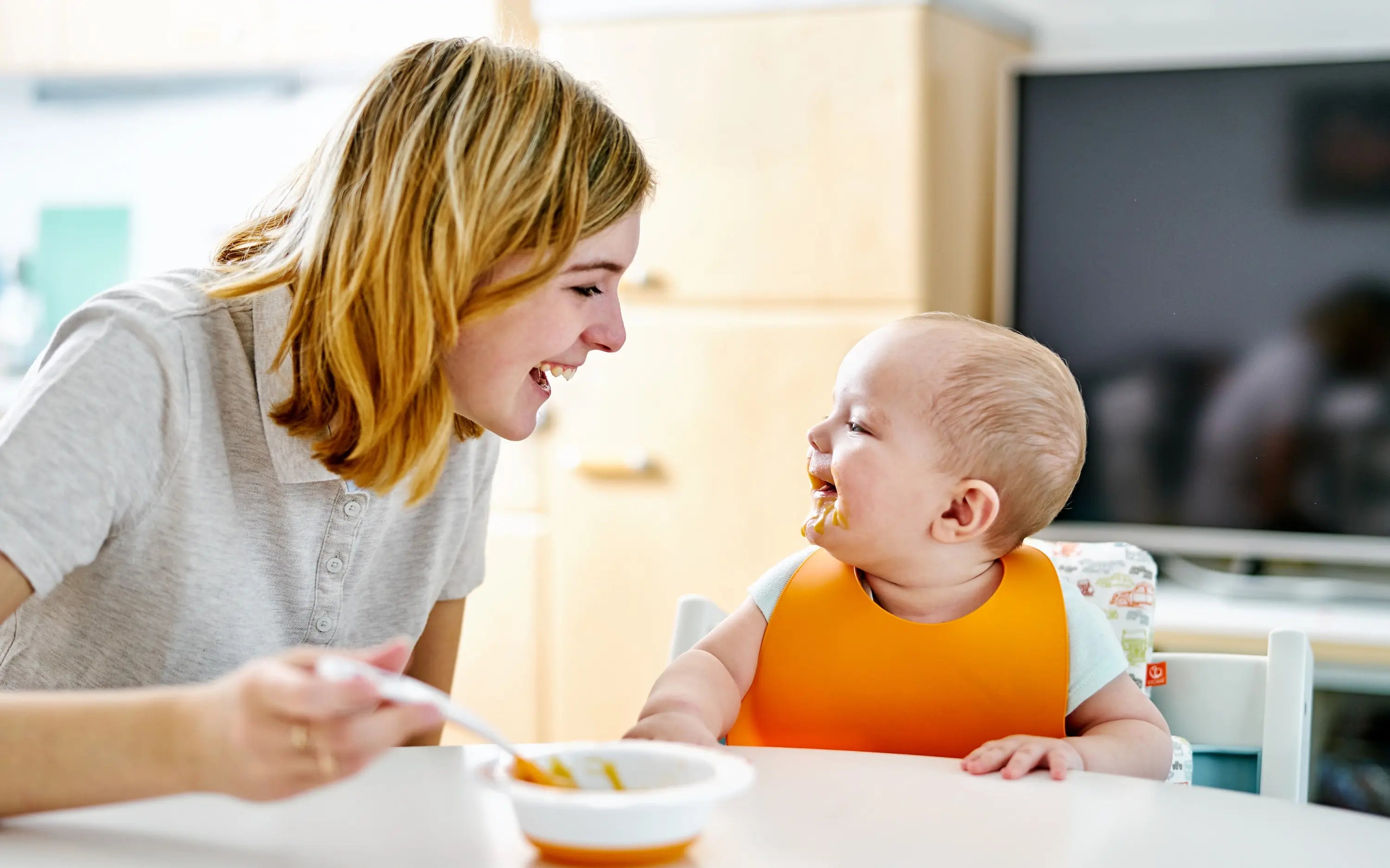 maman et bébé repas soupe de légume carotte