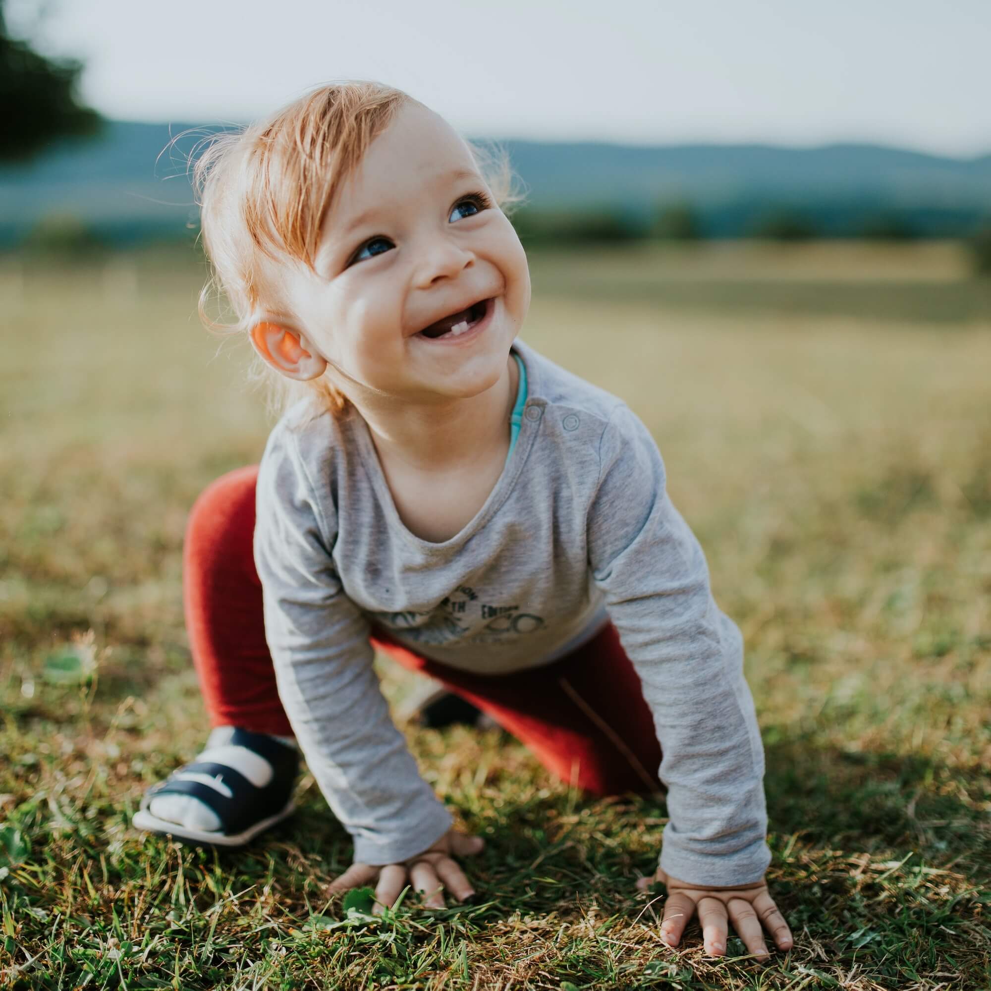 bébé herbe premiers pas garçon