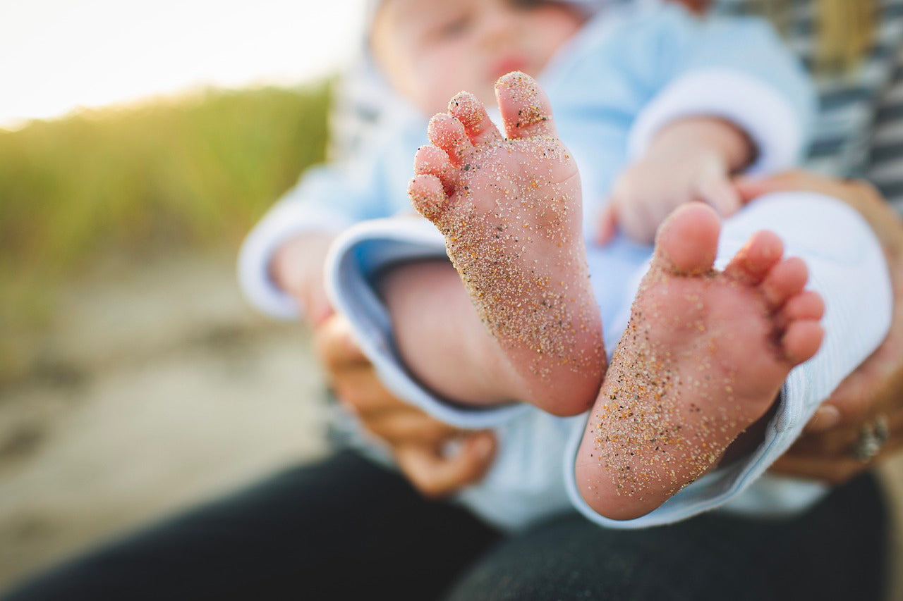 bébé pieds nus dans le sable