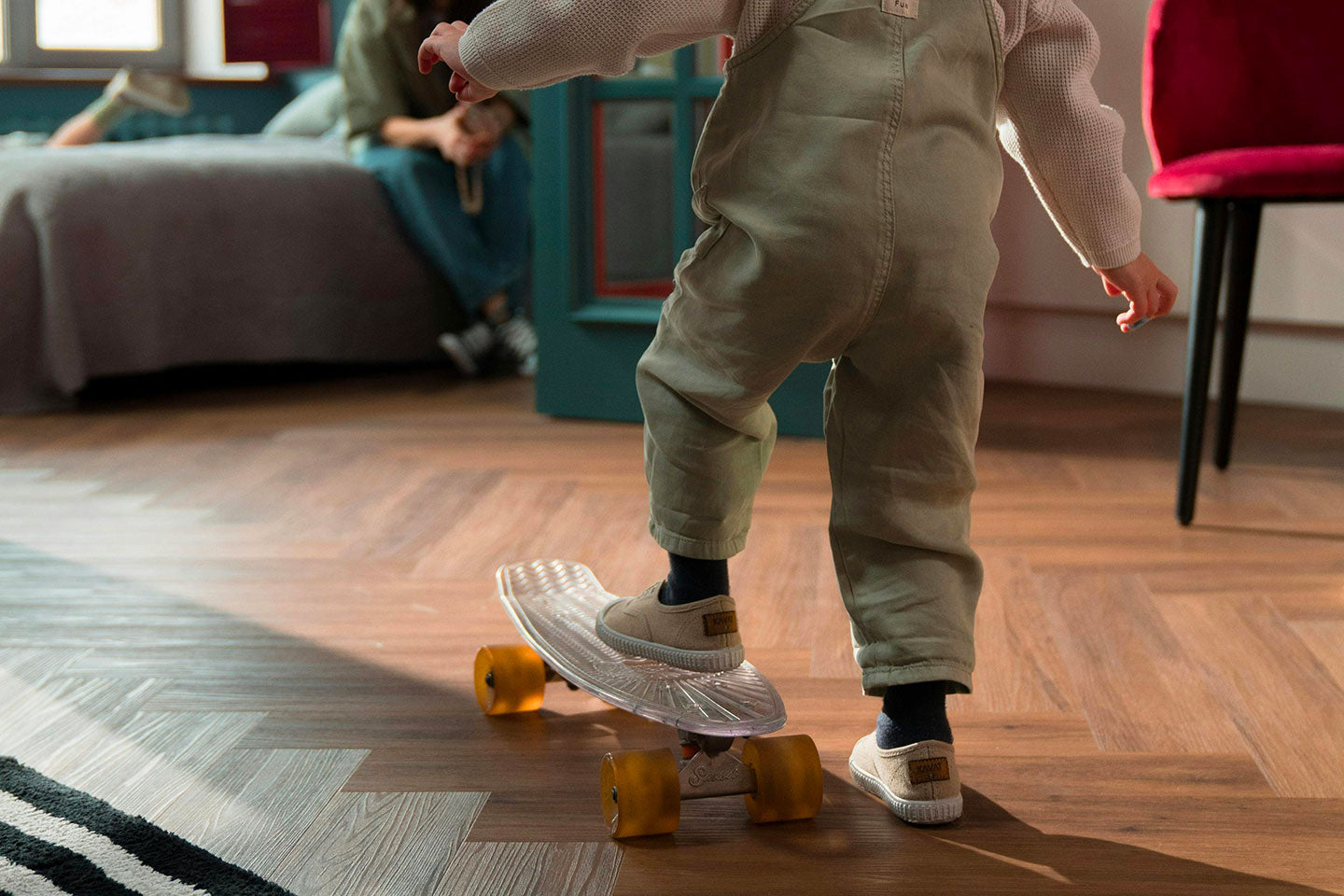 Chaussures barefoot vs. Chaussures traditionnelles rigides : Comment bien choisir pour bébé ?