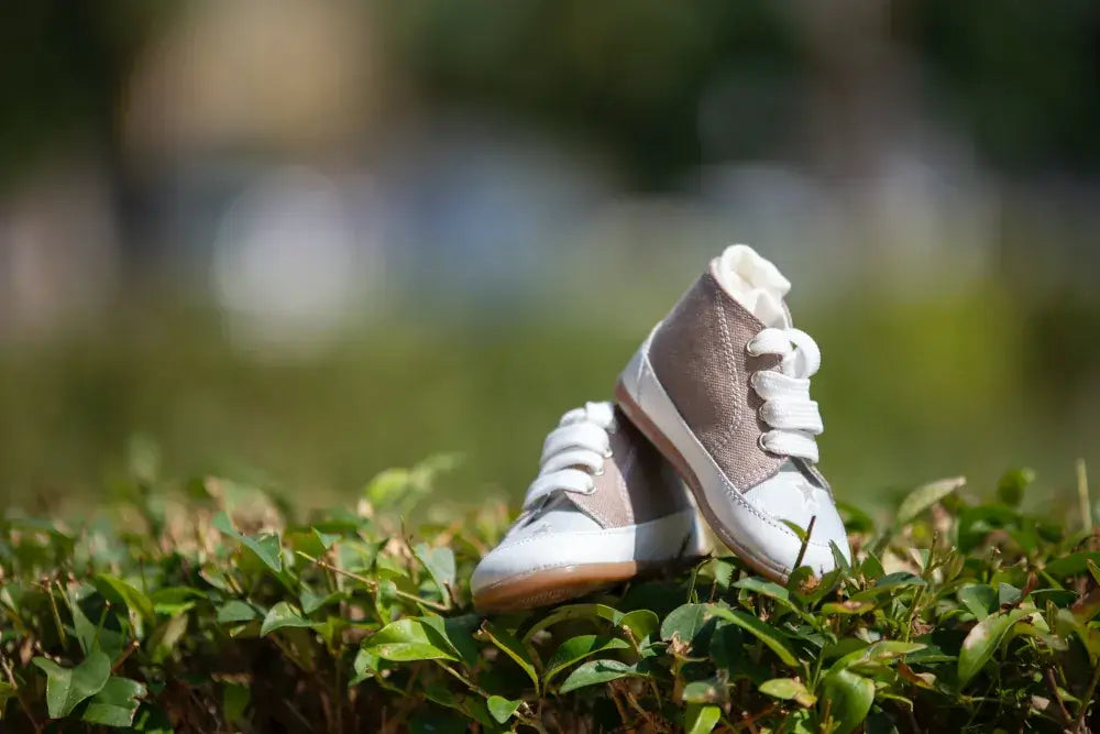 chaussures bébé montantes sur l'herbe
