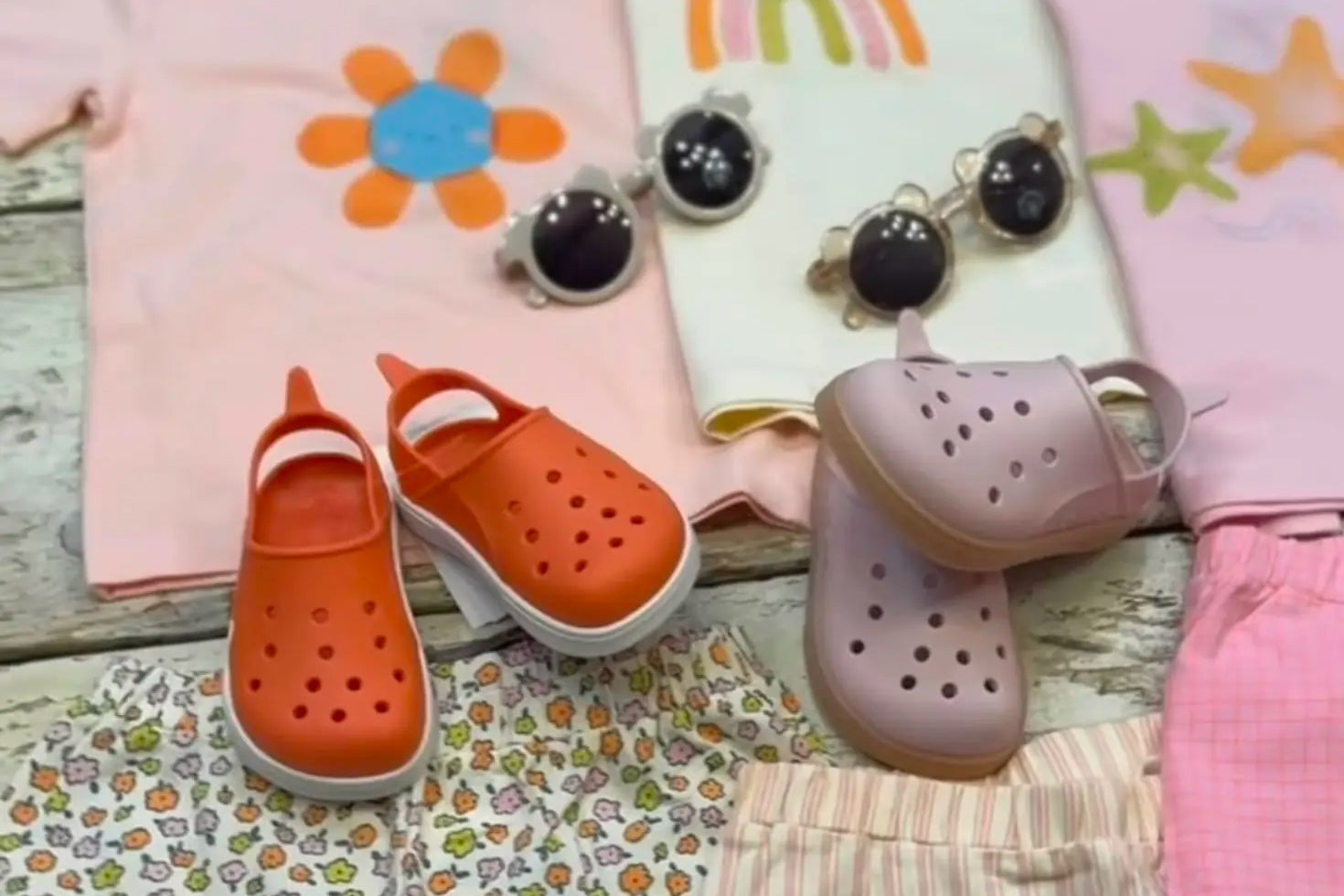 Sabots de plage enfant : pourquoi les modèles barefoot séduisent cet été ?