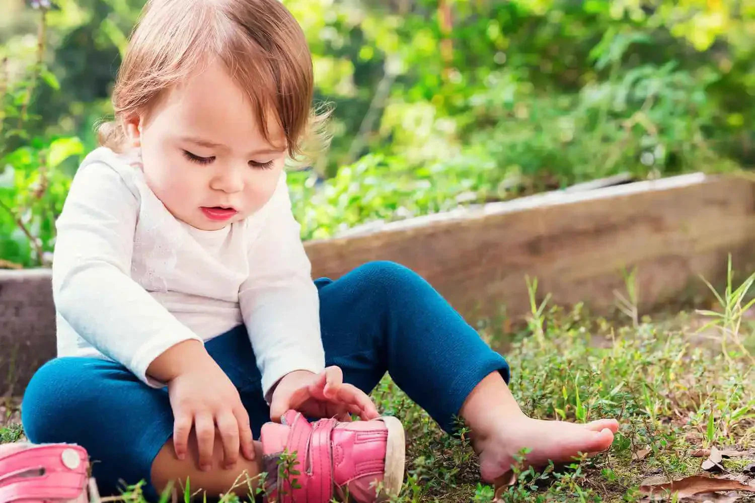 bébé essayant de mettre ses chaussures tout seul