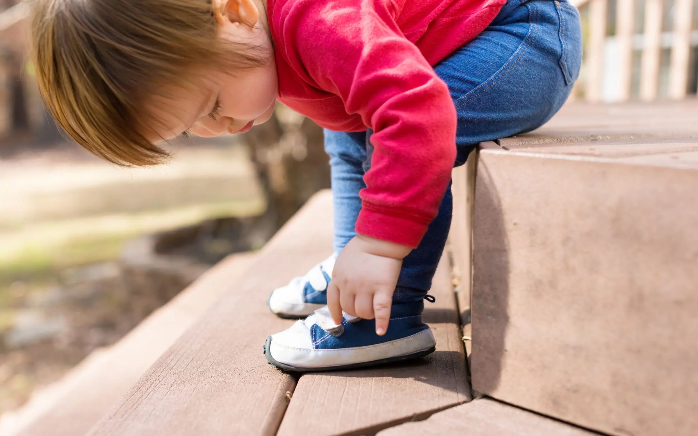 bébé fille marche baskets bleues à velcro