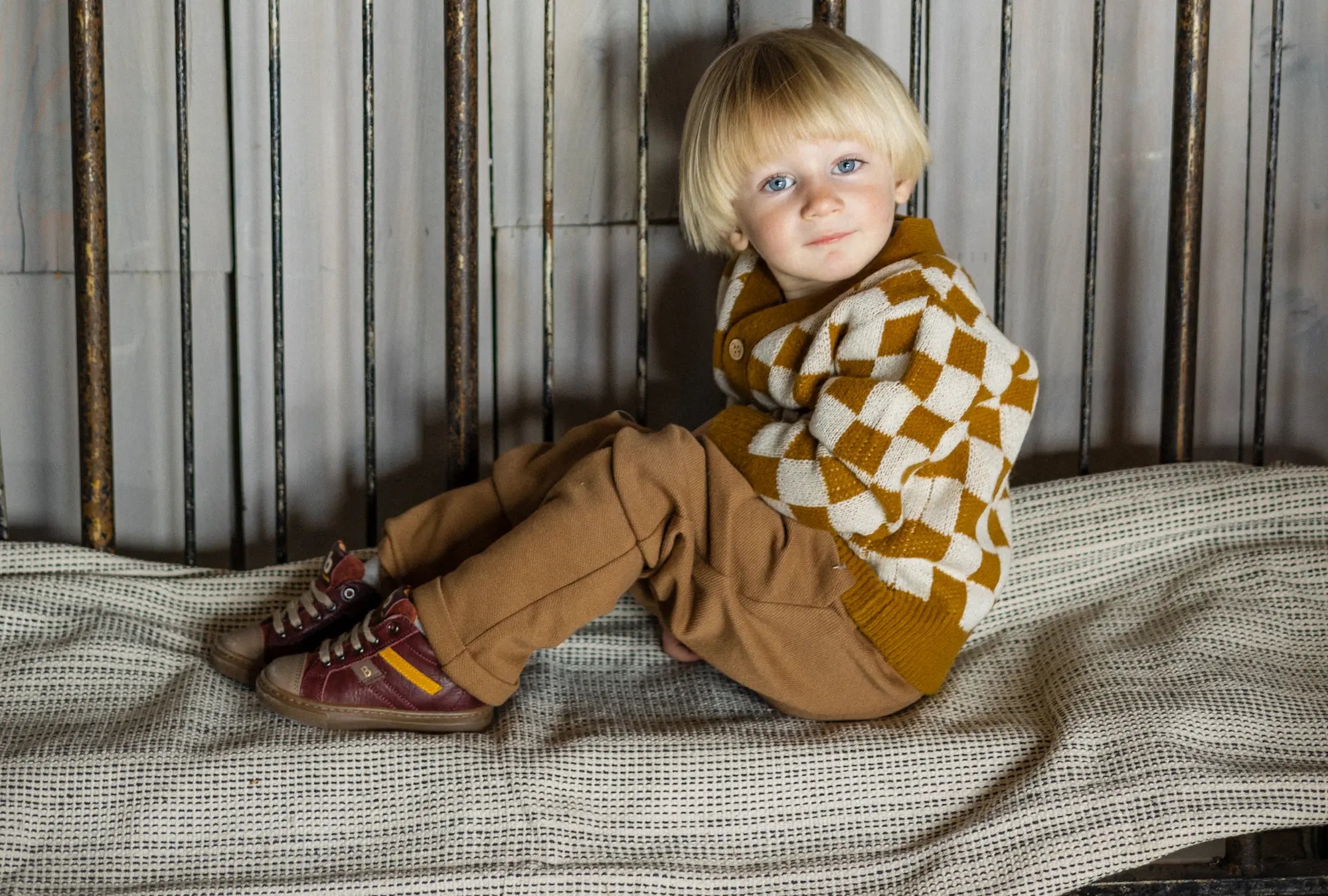 babybotte petit garcon blond avec chaussures bébé