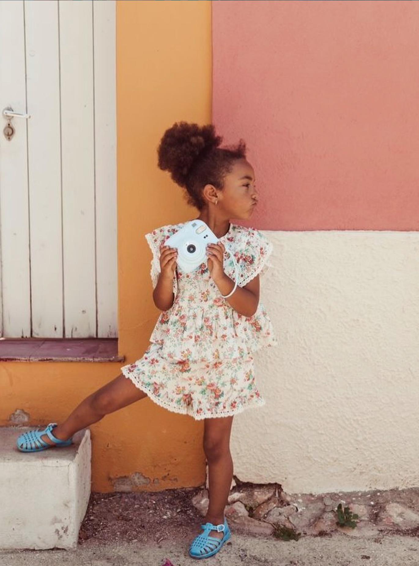 jeune fille qui porte des sandales de plage Méduse